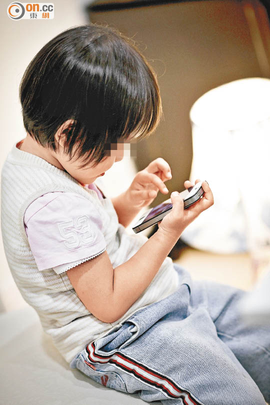 低頭玩手機  7歲童患短訊頸