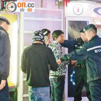 尖沙咀反非法入境  拘22非華裔男女