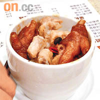 鳳爪排骨飯‧$19鳳爪排骨飯基本上唔難整，呢盅飯就勝在足料，仲有兩大隻鳳爪添。