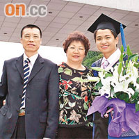 家豪（右）去年畢業取得碩士學位後跟雙親合照。