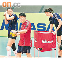 中國女排教練蔡斌（中）率領一眾隊員主持星級教室。