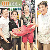 蔡斌（右）與魏秋月（右二）為贊助商的特製大涼鞋簽名留念。