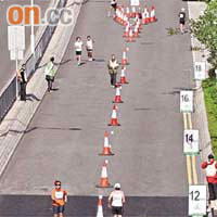 右面的數字牌用作顯示跑程，香港選手謝振雄稱初入馬路跑道時有點亂。