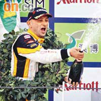 47歲泰基尼封王世界房車錦標賽，難怪佢興奮到揸住支香檳周圍噴。