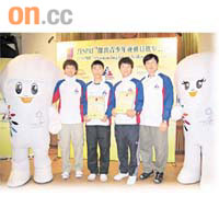 黃金寶（左二）昨專程返港頒獎予兩名師弟蔡其浩（左三）及張敬樂（左四）。