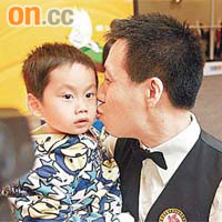 郭志浩賽後親吻兒子，場面溫馨。