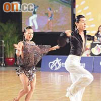 吳森雋（右）及林惠怡在「牛仔舞」表現充滿活力。
