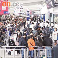 近百名中外傳媒於機場等待劉翔，場面極為墟冚。