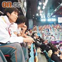 日本足球員（左）早前忙裏偷閒，到伊館為乒乓球隊打氣。