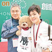 陳晞文爸爸（左）帶埋隻打氣熊仔嚟捧場。