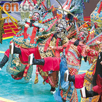 表演者穿上傳統粵劇戲服出場，別具特色。