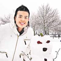 身處英國的Marco童心未泯，堆起雪人合照。 相片由傅家俊提供