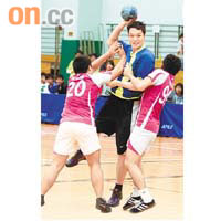 港籃球代表周健宏（中）身材健碩，比對手高成個頭。