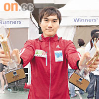張振藩有成班理大隊友打氣，難怪天氣咁悶熱都贏得10k冠軍。