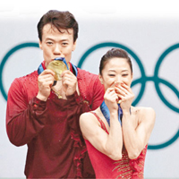 趙宏博（左）奪得冬奧金牌後做埋閉幕持旗手，可謂雙喜臨門。