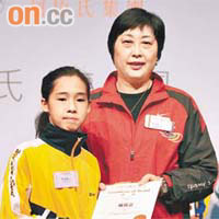 李嘉愉（左）在前中國女排名將陳亞瓊手上接過獎狀。