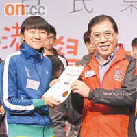 東亞運接力銅牌得主許文玲（左）奪獎實至名歸。