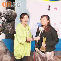 蔡曉慧（左）今年以節目主持身份出席頒獎禮。