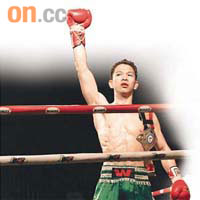 曾海坤<br>綽號‧推土機<br>63.5公斤級冠軍<br>之前職業：地盤<br>現時職業：副總泰拳教練