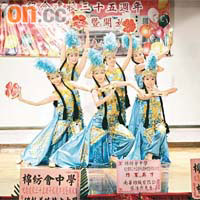 舞蹈組以新疆舞為棉紡助興。