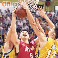 南華前鋒劉子健（中）於對手夾擊下強行上籃。