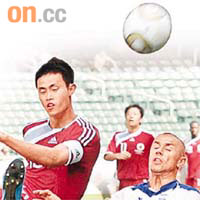 陳偉豪（左）賽後獲選為港隊最佳後衞。
