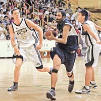 打過NBA嘅布福特（中）輕輕鬆鬆為福建貢獻23分。