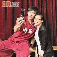 林志傑（左）有求必應，Fans搵佢合照一定唔會托手(月爭)。