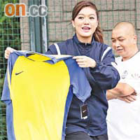 晨曦足球大使李珊珊，向傳媒展示球隊主場新款球衣。
