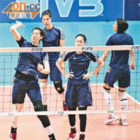 中國女排昨抵香港體育館後即進行練習。