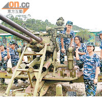 大炮操作<BR>由軍官教授學員正確使用雙管高炮的方法，包括上彈、裝拆等程序。