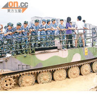 水陸兩棲運兵車<BR>學員坐上水陸兩棲運兵車，上山下海，親身感受軍人在作戰期間的狀態。