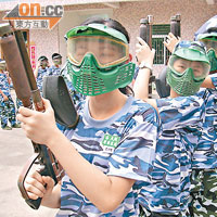 彩彈實戰訓練<BR>每位隊員會獲發十發彩彈，於叢林和布滿障礙物的環境中，分組進行實戰比賽。