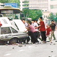 推翻警車