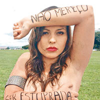 指女性暴露招被姦 巴西記者拍半裸照抗議