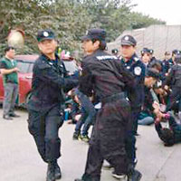 江蘇女工示威被警毆打