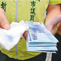 台灣千元鈔票甩色 市民或誤吞化學物