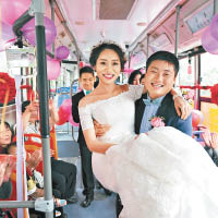 低碳婚禮 巴士當花車