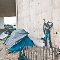 Banksy喬布斯塗鴉留難民營