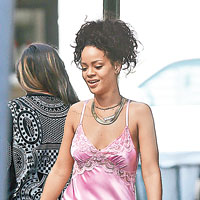「燈神」Rihanna吊帶睡衣作戰