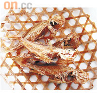 酥炸獅頭魚配陳醋　$68<br>獅頭魚要炸到鬆化，秘訣是先用橄欖汁醃兩日，令魚身內外變軟，炸起來才會香脆，令Sammie忍不住連食兩條。