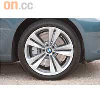 原廠備有十九吋輕量化輪圈,輪胎尺碼為前245/45 R19、後275/40 R19。