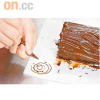 白朱古力用熱水坐溶後,於牛油紙上唧成圓形及按扁,再以朱古力唧出樹輪花紋,待凝固便可貼於樹頭兩端和煙囱上。