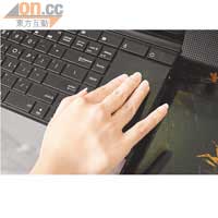 多點觸控TouchPad可用3隻手指操控,轉換成Video、Music、Photo等主題桌面。