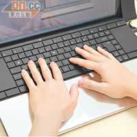 原本位於鍵盤下方正中央的TouchPad,現在變成了手枕位,TouchPad則移至鍵盤左右兩旁,方便同時操作。
