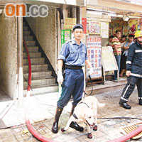 消防員帶同消防犬進入火場搜救被困居民。
