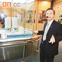 港燈工程建設科總經理曹志華展示脫硫裝置的結構。	陳錦輝攝