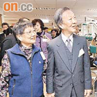 高錕（右）與太太黃美芸手牽手參觀復康中心設施。