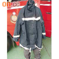 消防員力爭裝備保命，包括更換殘舊的抗火衣。