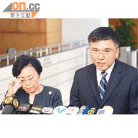 鄭汝樺(左)及陳家強繼續迴避當局在八達通事件上的監管責任問題。